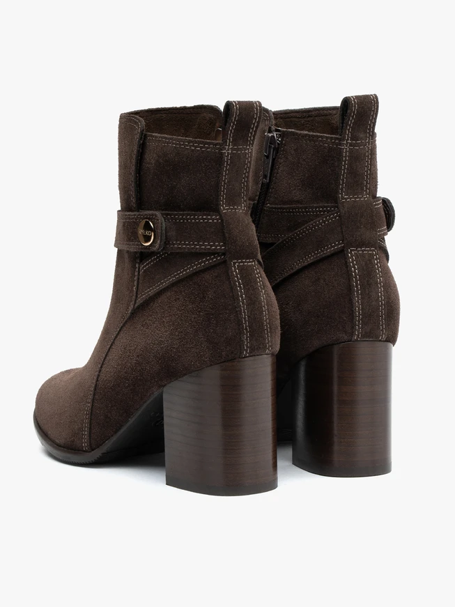 Braune Veloursstiefel mit Stilettoabsatz