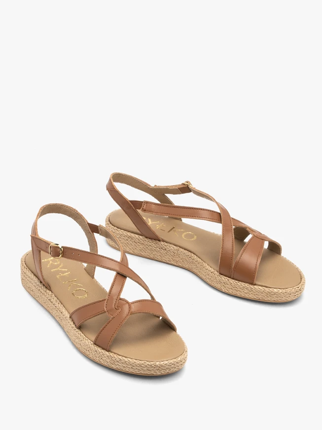 Hellbraune Damensandalen mit Schnürsenkel