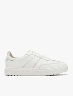 Weiße Sportschuhe auf leichtem Boden