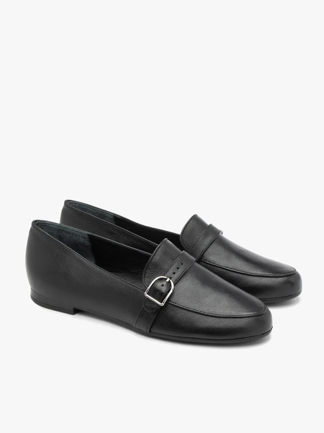 Schwarze Mokassins aus genarbtem Leder mit Riemen