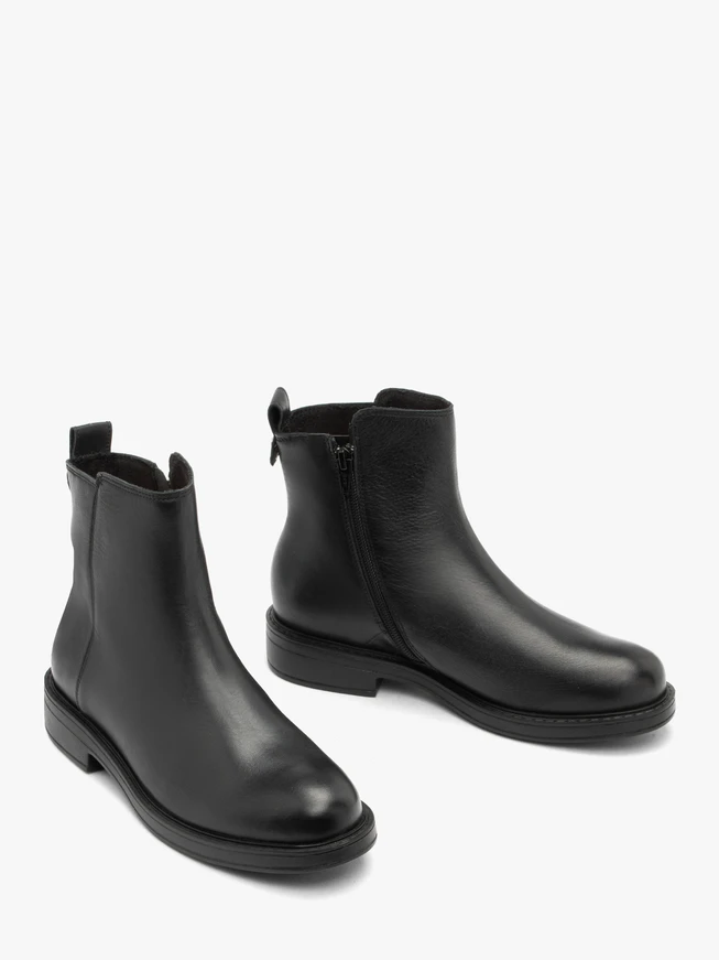 Schwarz genarbte Lederstiefel