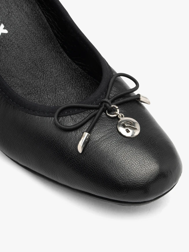 Black pumps with bow and block heel