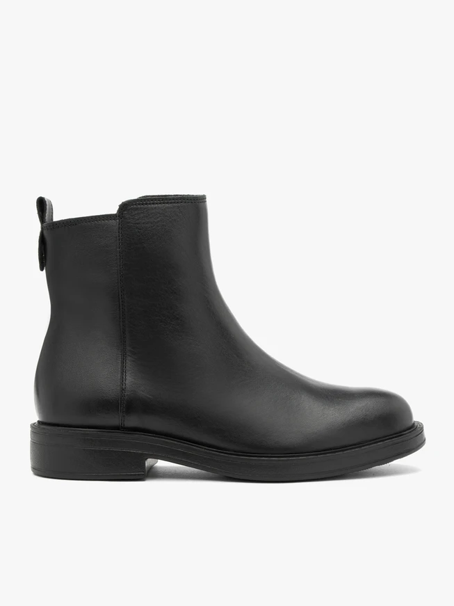 Schwarz genarbte Lederstiefel