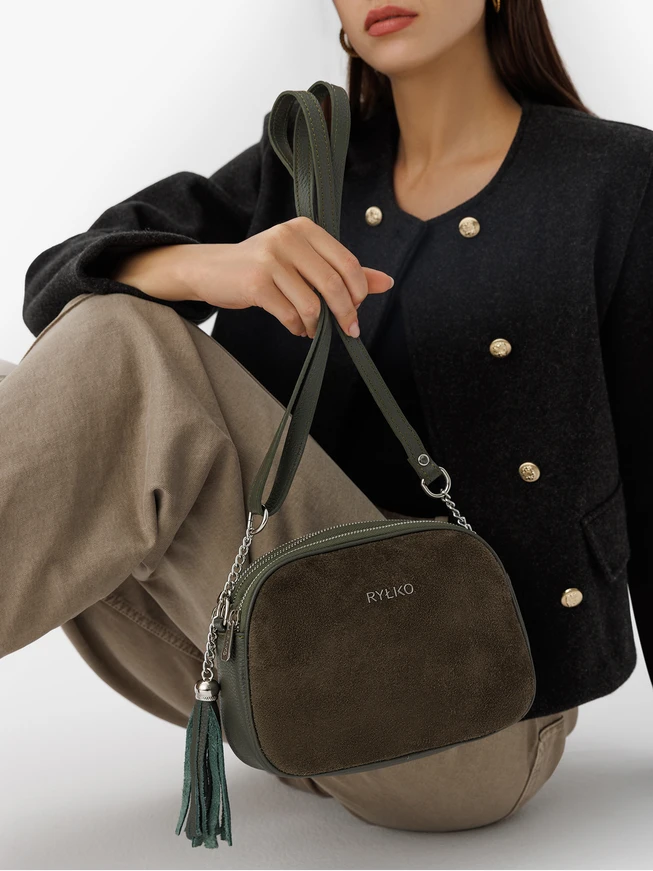 Grüne Brieftasche mit einer dekorativen Clutch