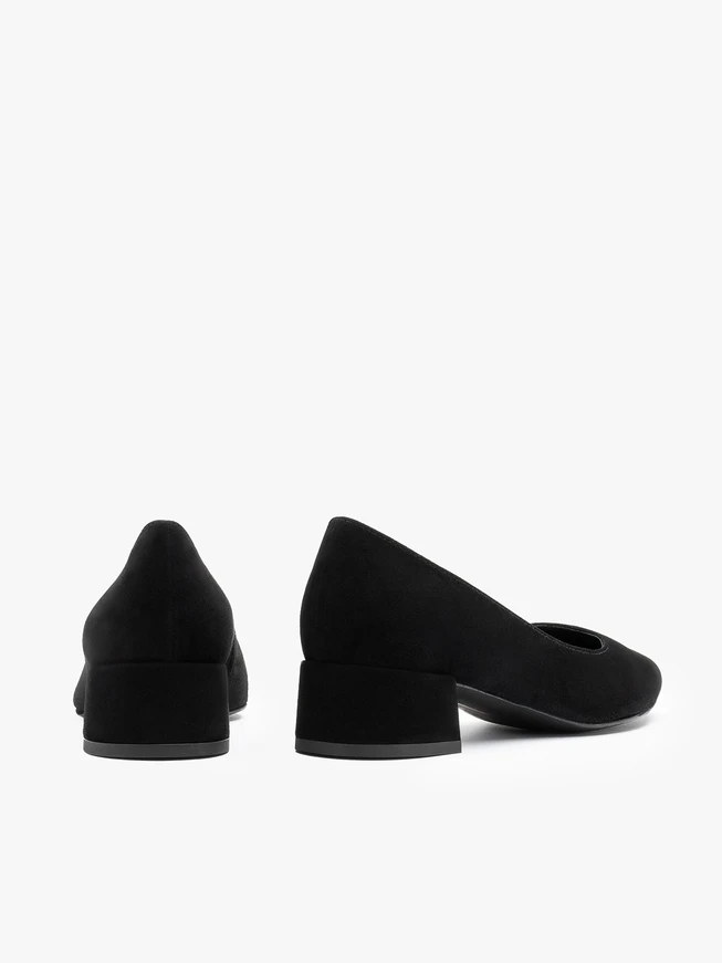 Schwarze Pumps aus Velours mit niedrigem Absatz