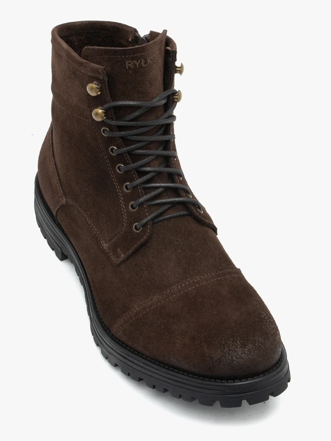 Dunkelbraune isolierte Stiefel