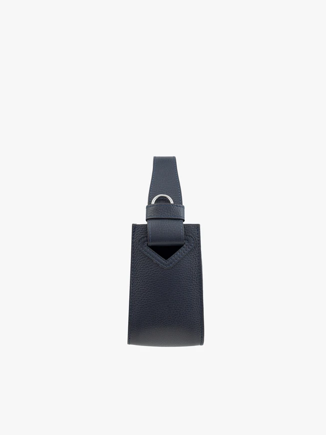 Kleine navyblaue Handtasche mit Riemen und Henkel