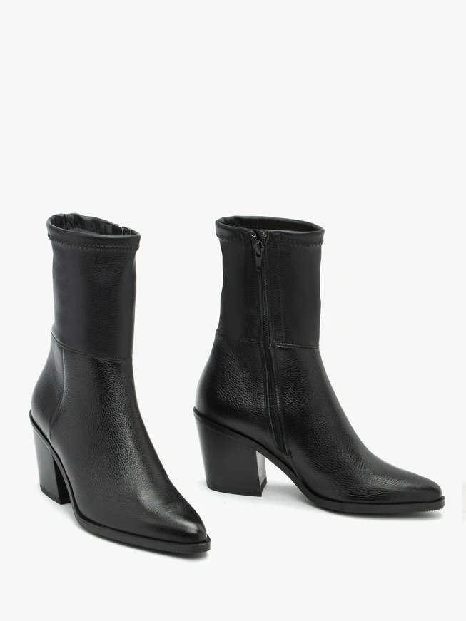 Schwarze höhere Stöckelschuhe