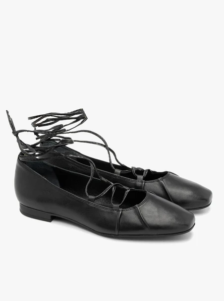 Schwarze Ballerinas mit Schnürung um den Knöchel