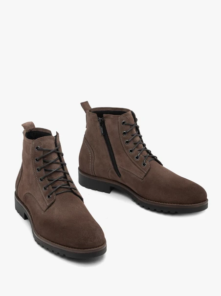 Isolierte braune Schafsfellstiefel