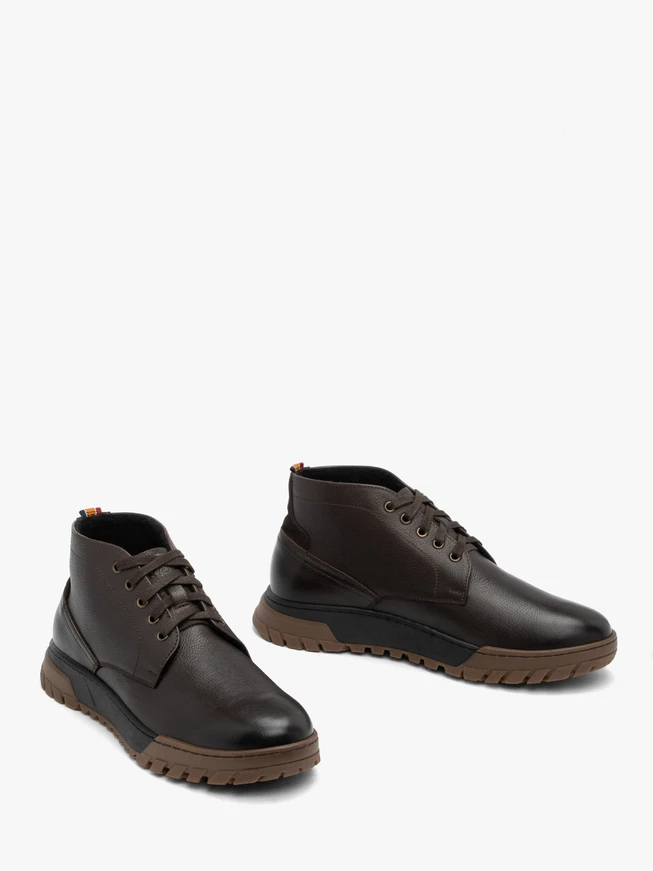 Braune Sportstiefel
