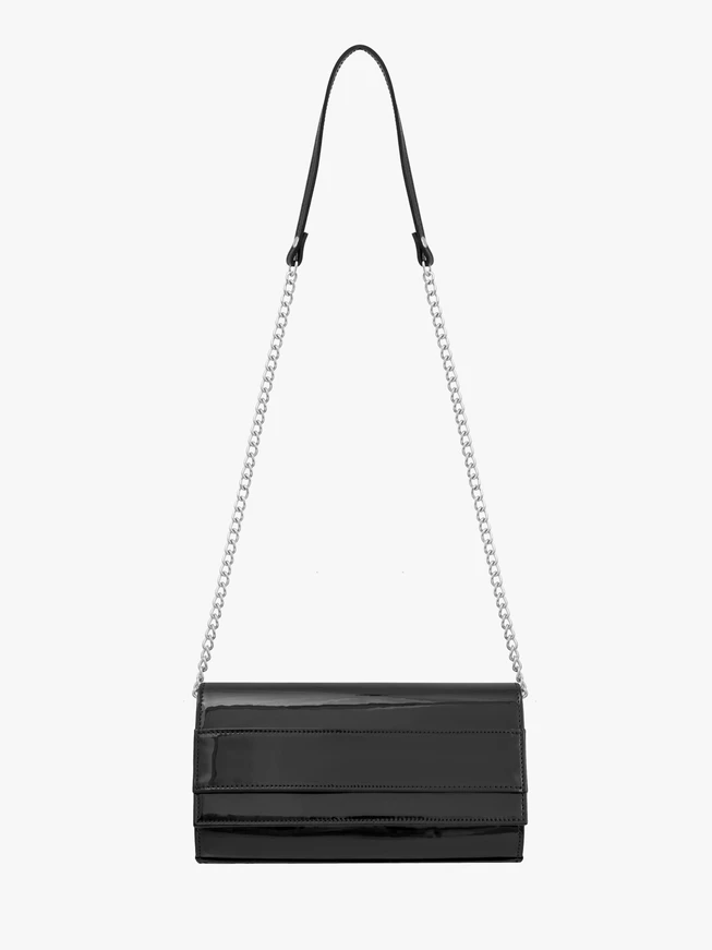 Schwarz lackierte Clutch-Tasche mit Kette