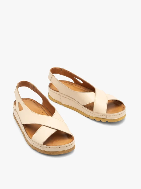Cremefarbene Damensandalen mit dickerem Boden