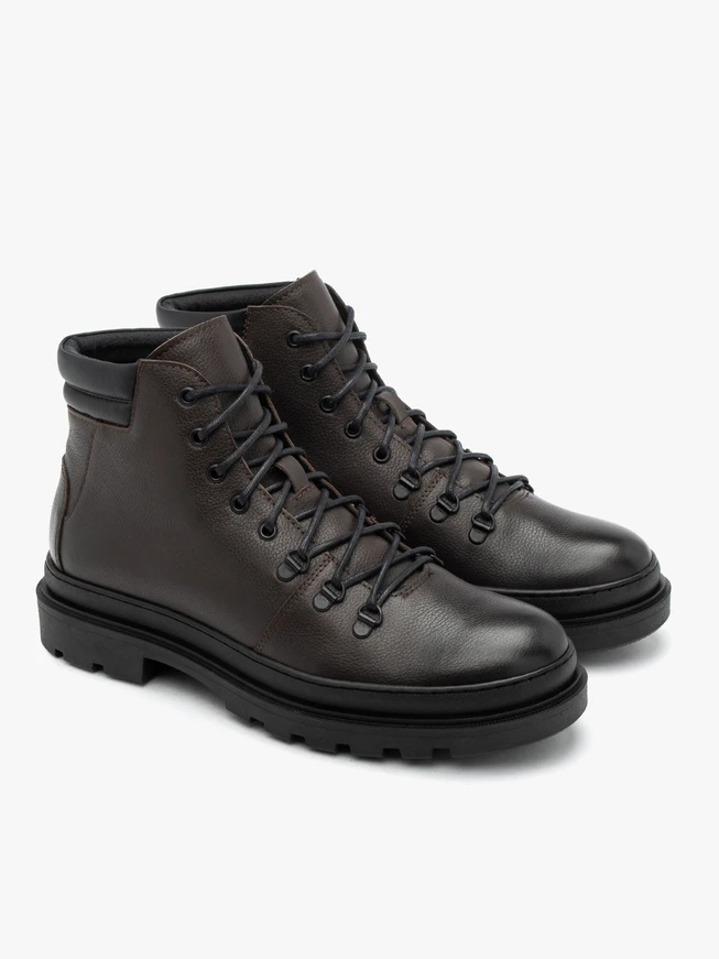 Dunkelbraune isolierte Stiefel