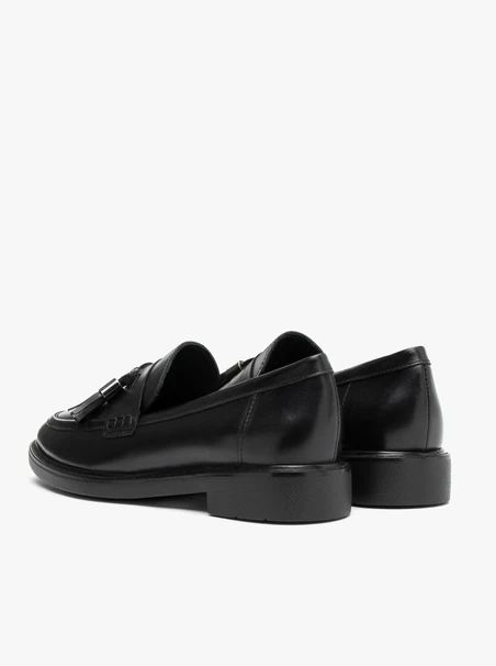 Schwarze Mokassins mit einer Clutch