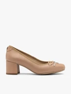 Beige pumps with bow