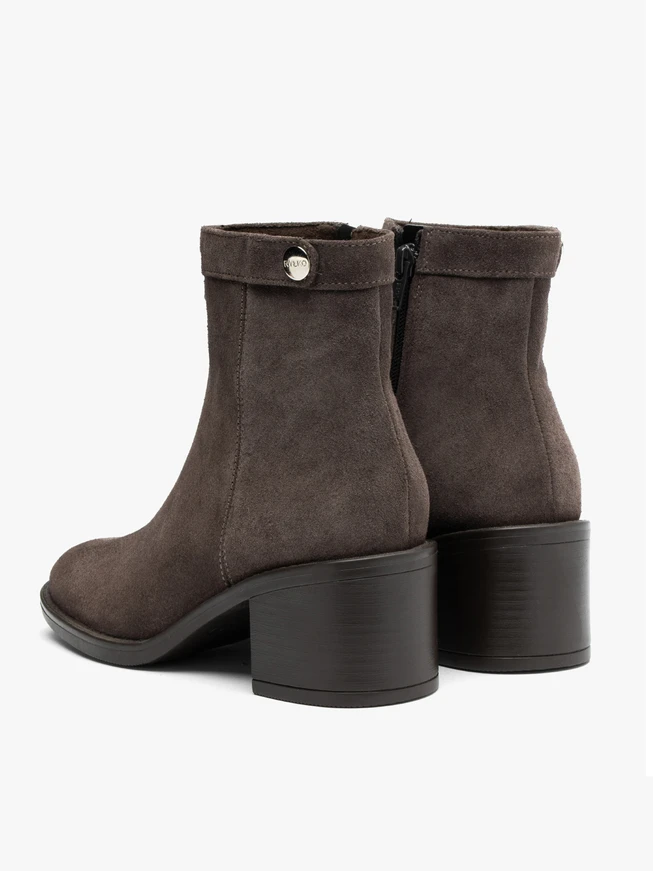 Braune Veloursstiefel mit Absatz