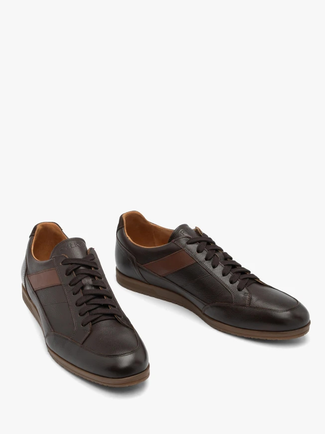 Braune Sporthalbschuhe