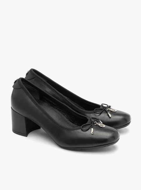Schwarze Pumps mit Schleifenabsatz Blockabsatz