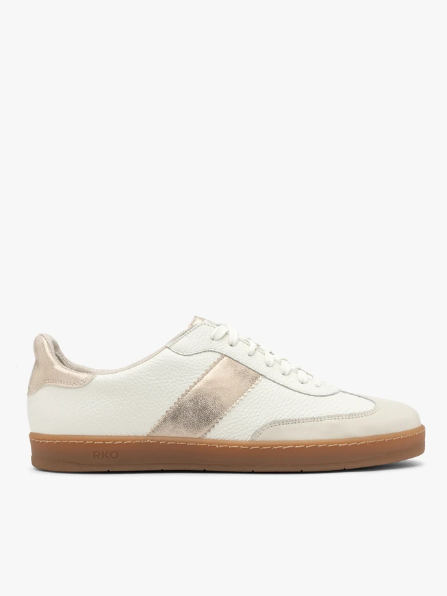 Cremefarbene Sporthalbschuhe mit Platinverzierung
