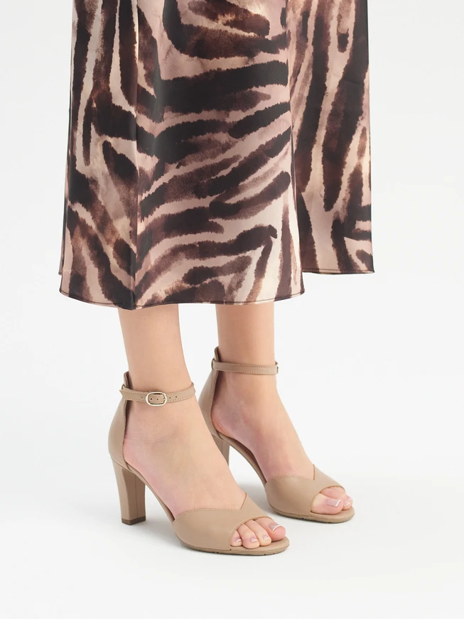 Beigefarbene Stiletto-Sandalen für Frauen
