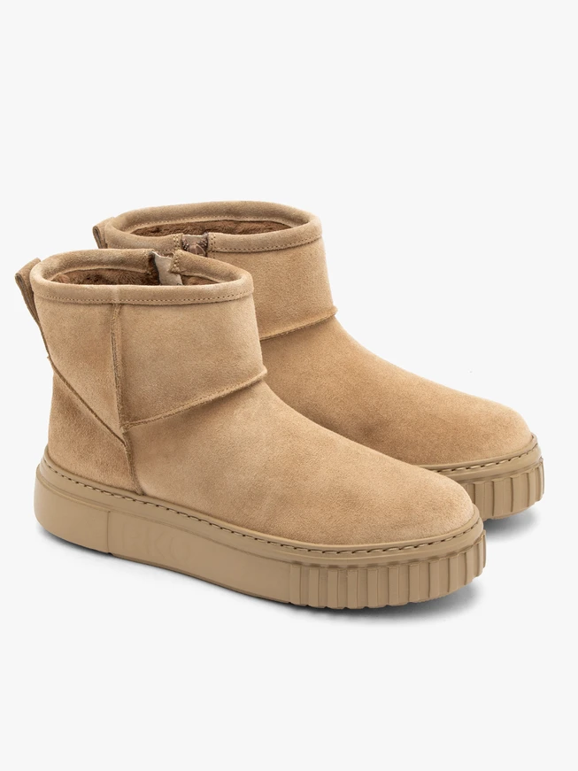 Light brown women’s snow boots