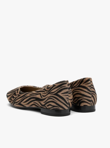 Beinge and black ballet flats