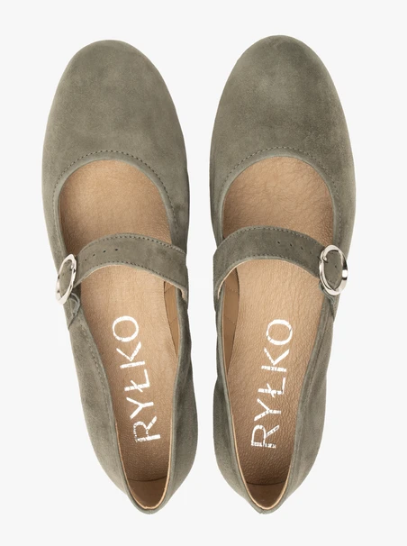 Olivefarbene Ballerinas mit silberner Schnalle