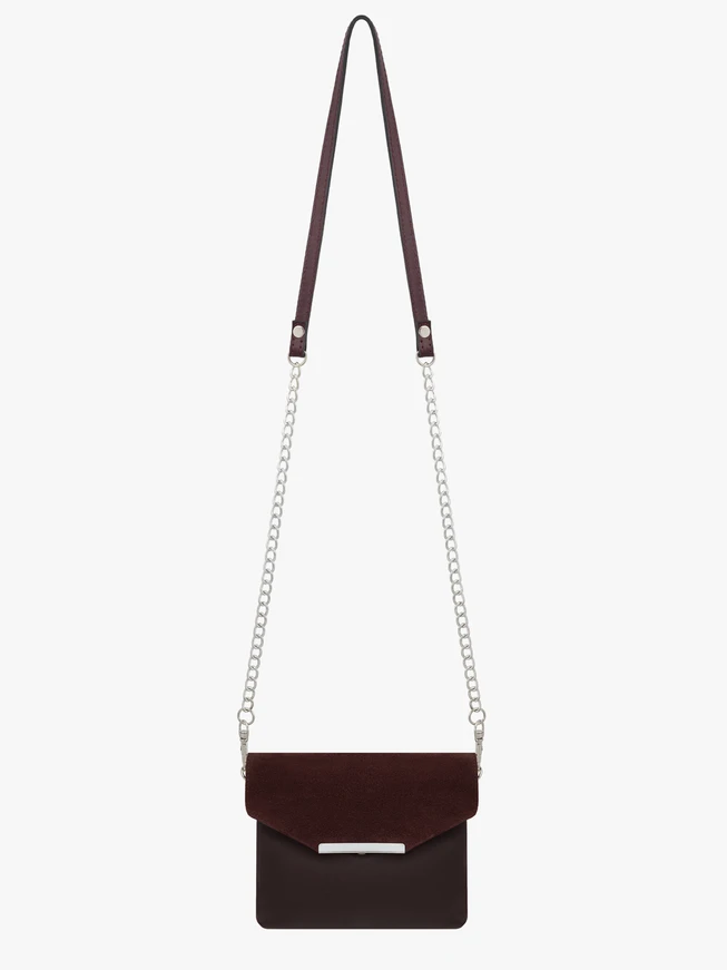 Kleine burgunderfarbene Clutch-Tasche an einer Kette