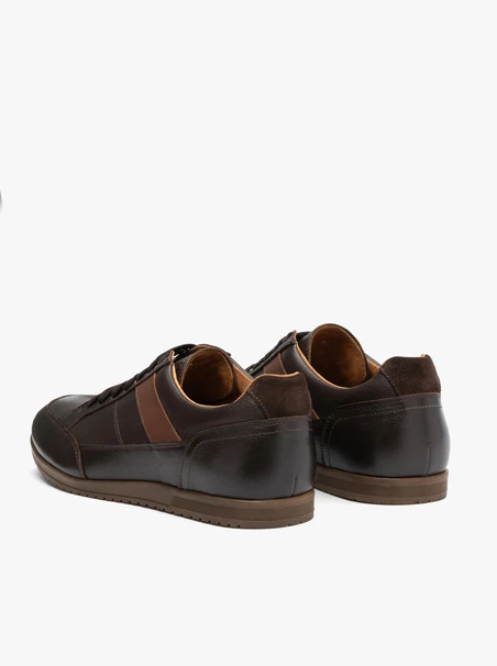 Braune Sporthalbschuhe