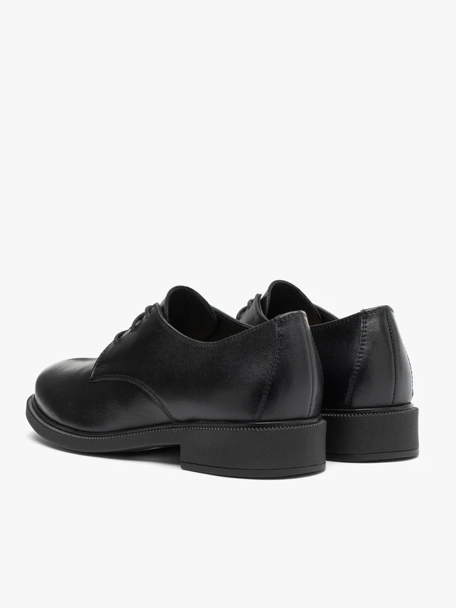 Klassische schwarze Halbschuhe