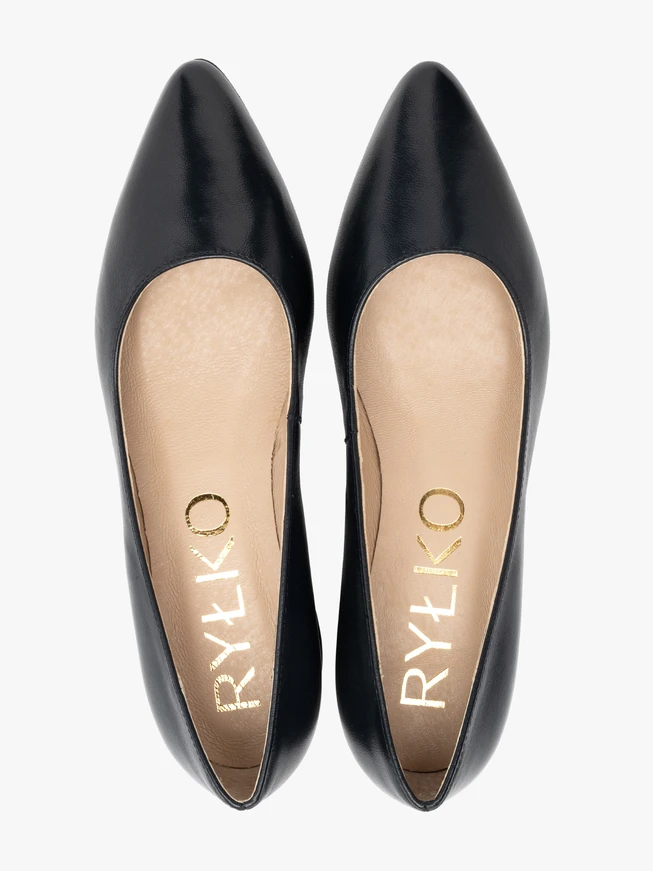 Marineblaue niedrighackige Pumps