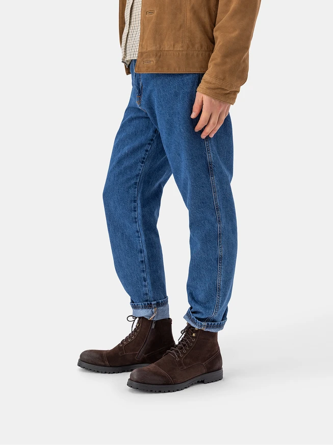 Dunkelbraune isolierte Stiefel