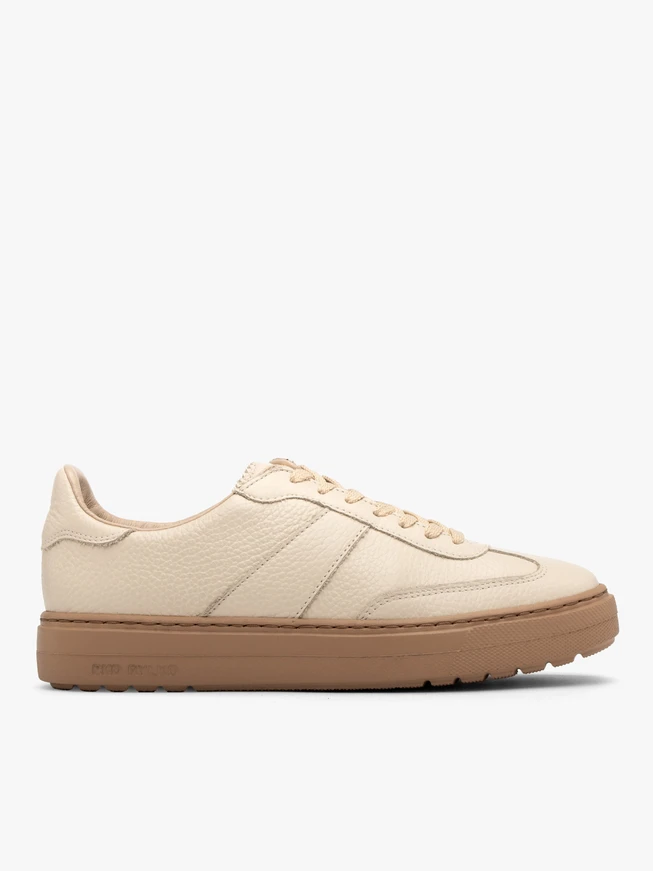 Cremefarbene Sporthalbschuhe mit dunkelbeiger Sohle