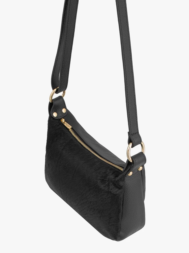Schwarze Ledertasche mit Borsten