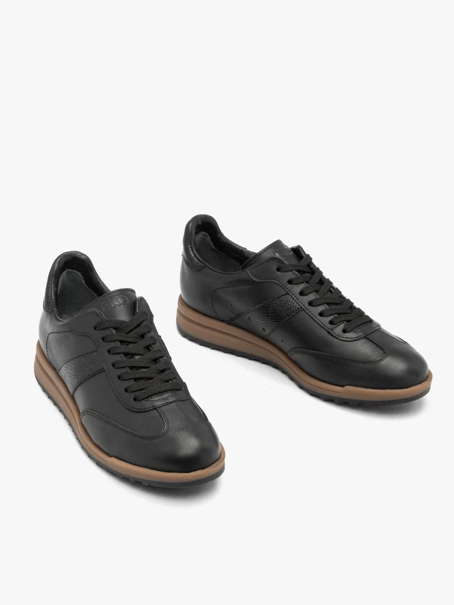 Schwarze Sporthalbschuhe