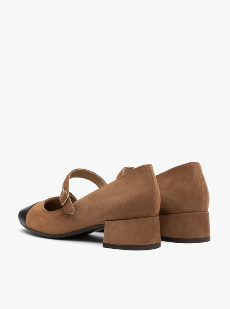Braune Pumps mit schwarzer Stiletto-Spitze