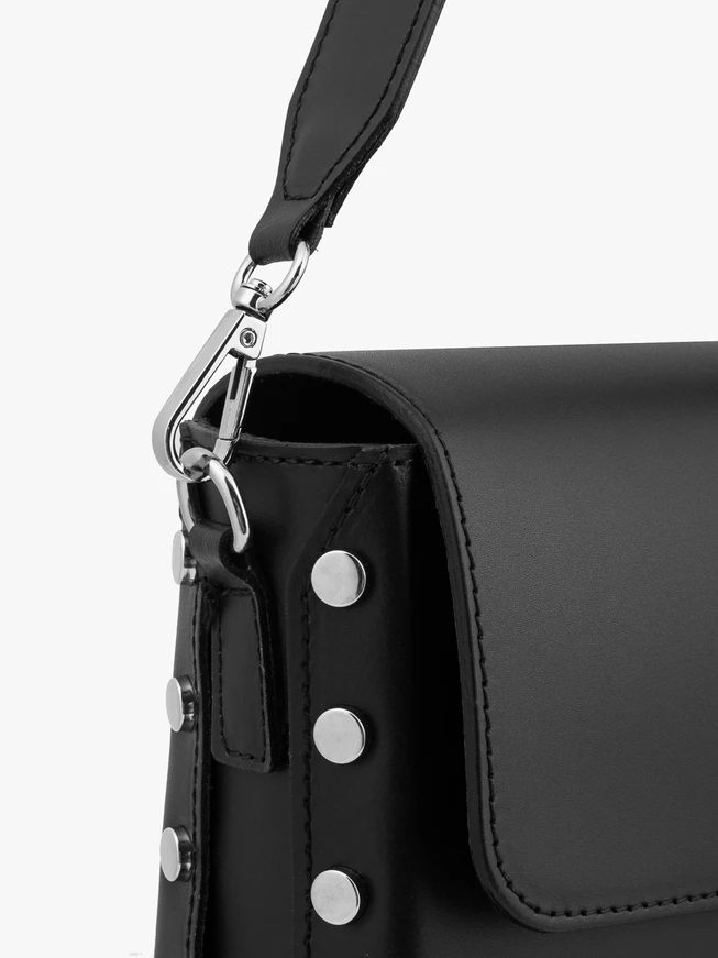 Schwarze kleine Handtasche mit Kette