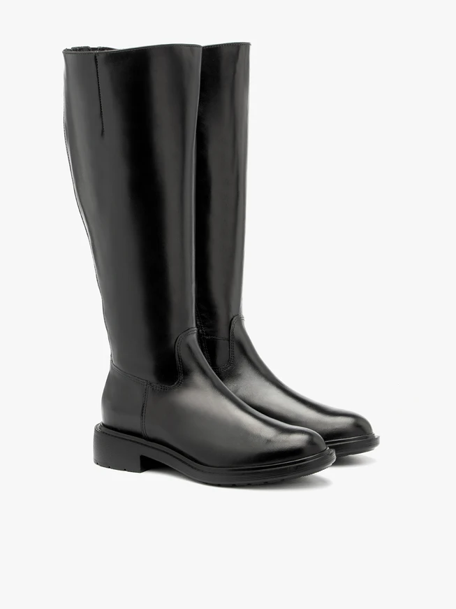 Klassische schwarze Stiefel mit breitem Schaft