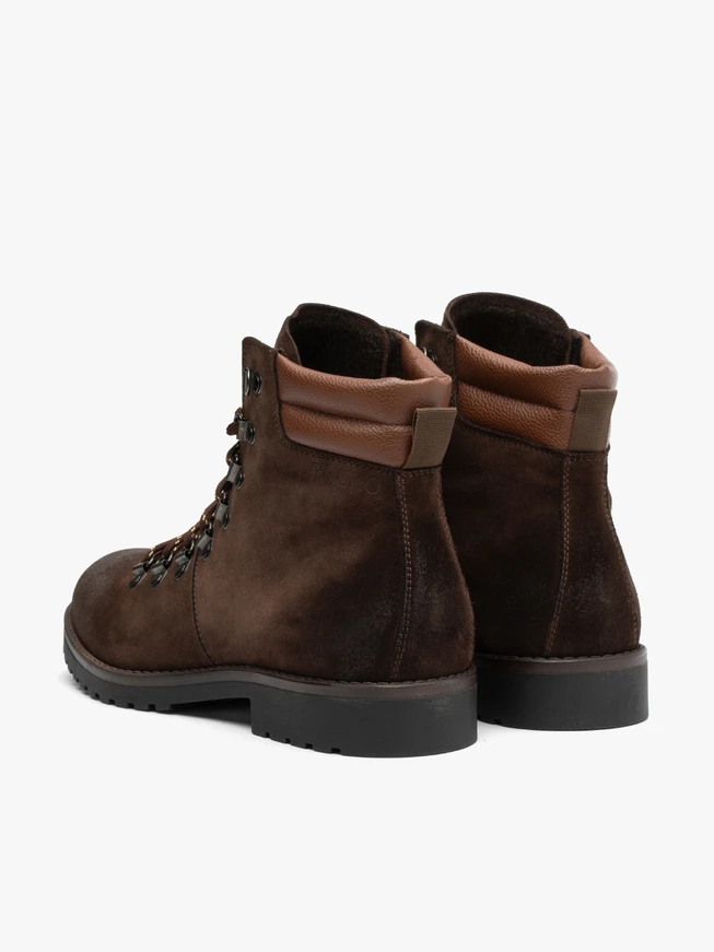 Braune Stiefel aus Leder und Velours