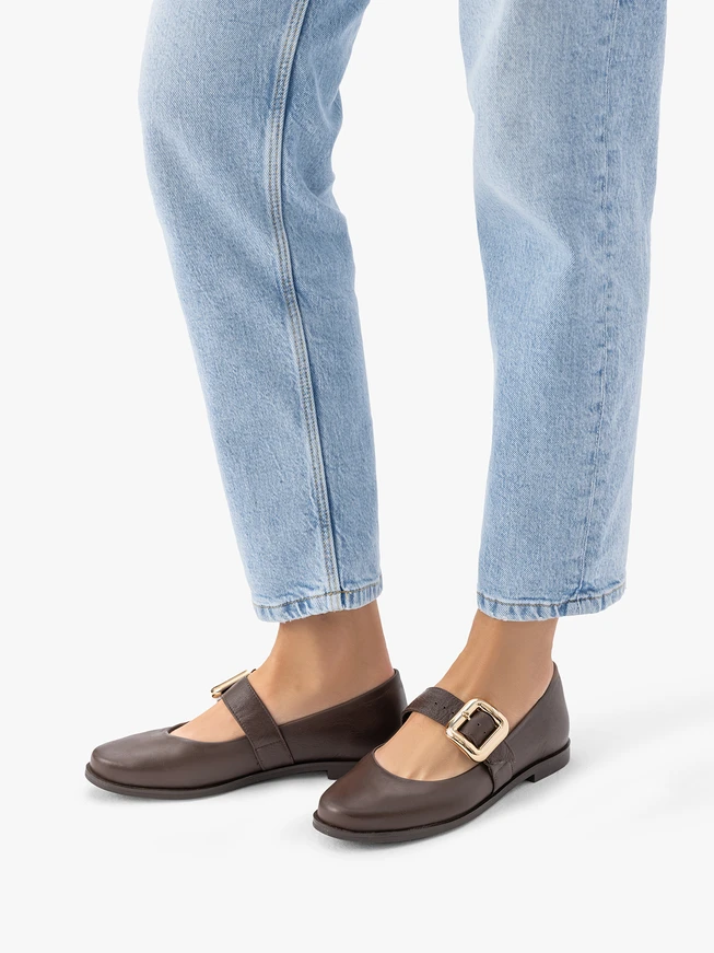 Braune Mary Jane Ballerinas mit Schnallenverzierung