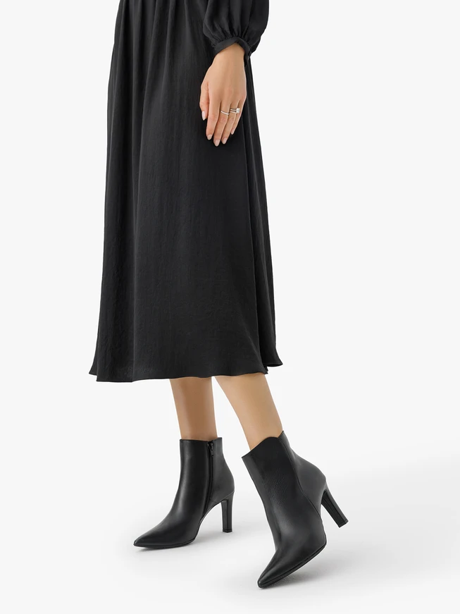 Schwarze Stiefel mit Absatz aus genarbtem Leder