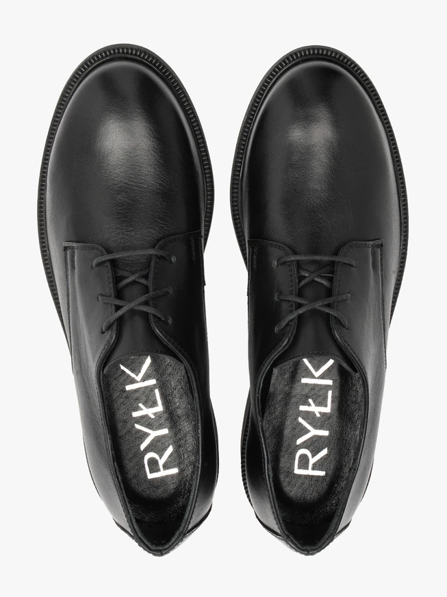 Klassische schwarze Halbschuhe