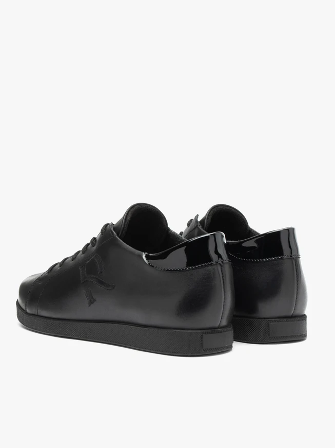 Schwarze Turnschuhe aus genarbtem Leder