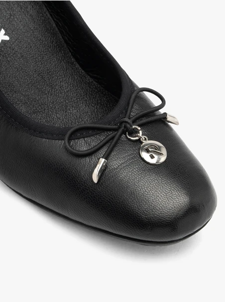Schwarze Pumps mit Schleifenabsatz Blockabsatz