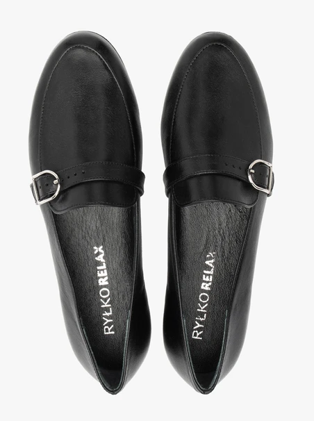 Schwarze Mokassins aus genarbtem Leder mit Riemen