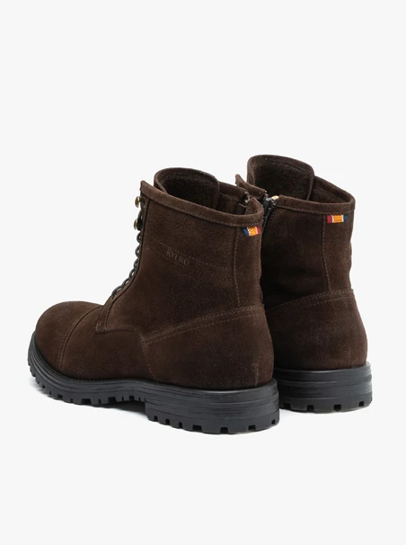 Dunkelbraune isolierte Stiefel