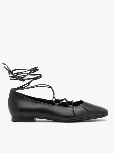 Schwarze Ballerinas mit Schnürung um den Knöchel