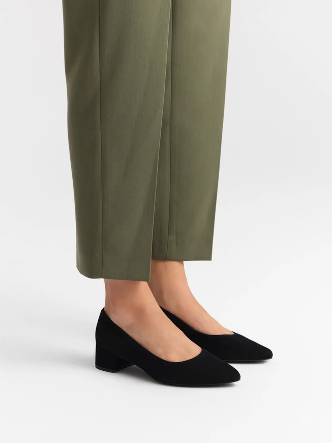Schwarze Pumps aus Velours mit niedrigem Absatz