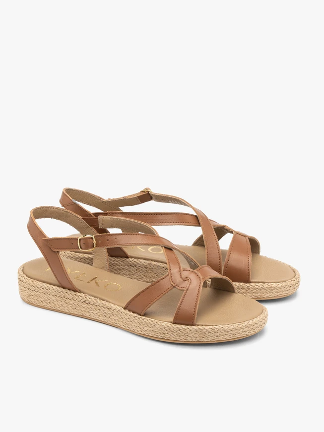 Hellbraune Damensandalen mit Schnürsenkel